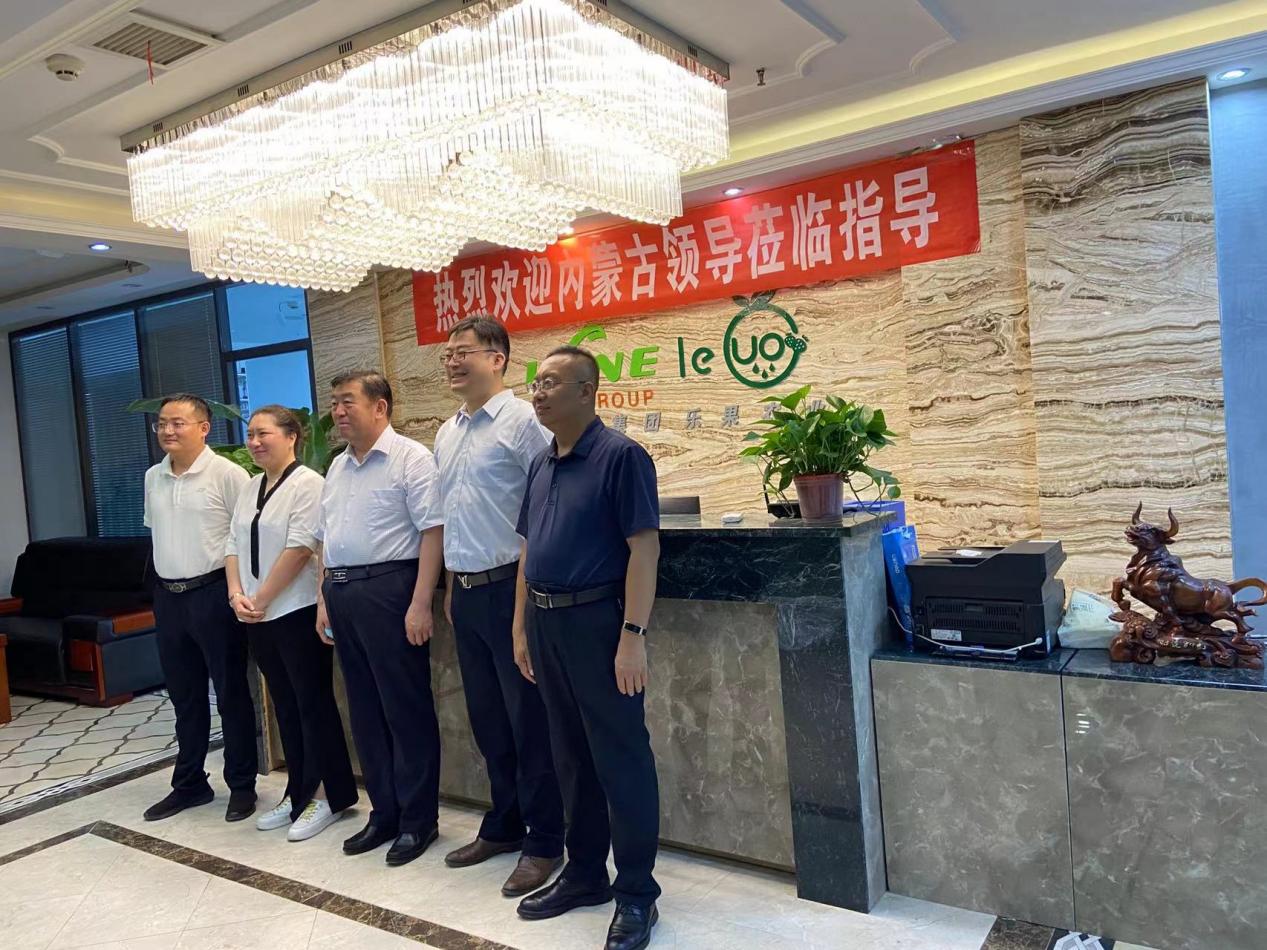 鄂爾多斯副市長(zhǎng)等人合影-考察水培牧草